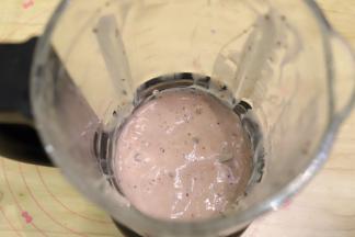 覆盆子果泥和100克牛奶放入破壁机杯内打称覆盆子泥。