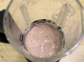 覆盆子果泥和100克牛奶放入破壁机杯内打称覆盆子泥。