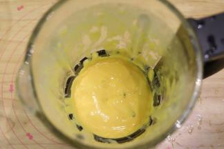 芒果和150克的牛奶放入破壁机杯内，打成芒果泥。