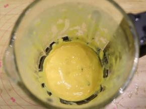 芒果和150克的牛奶放入破壁机杯内，打成芒果泥。