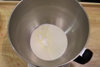 250克淡奶油40克细砂糖倒入厨师机桶内。