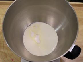 250克淡奶油40克细砂糖倒入厨师机桶内。