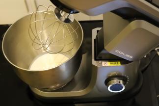 在厨师机上安装好打蛋笼。