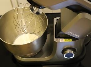 在厨师机上安装好打蛋笼。