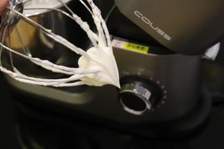 提起打蛋笼，淡奶油呈弯钩的小尖角即可。