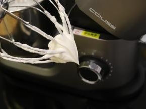 提起打蛋笼，淡奶油呈弯钩的小尖角即可。