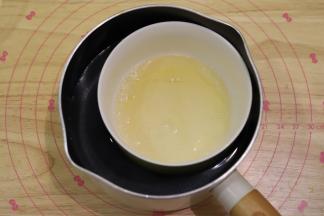 吉利丁片沥干水分，隔热水融化。