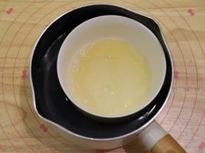 吉利丁片沥干水分，隔热水融化。