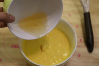 一半的吉利丁液倒入芒果泥中，拌匀。