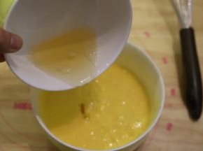 一半的吉利丁液倒入芒果泥中，拌匀。