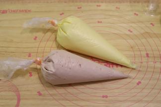 将两种慕斯液分别装入裱花袋内。