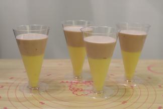 准备4个鸡尾酒慕斯杯，倒入芒果慕斯，大概三分之一满，冰箱冷冻30分钟，再倒入二分之一的覆盆子慕斯液，冷冻30分钟。