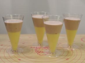 准备4个鸡尾酒慕斯杯，倒入芒果慕斯，大概三分之一满，冰箱冷冻30分钟，再倒入二分之一的覆盆子慕斯液，冷冻30分钟。