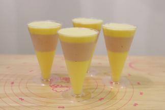 取出慕斯杯，倒入剩余的芒果慕斯，冰箱冷冻30分钟。