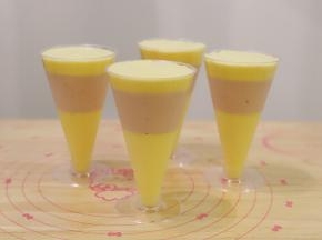 取出慕斯杯，倒入剩余的芒果慕斯，冰箱冷冻30分钟。