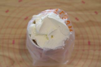 剩余的100克淡奶油加入10克的细砂糖，打发至裱花状态，装入已经装好8齿裱花嘴的裱花袋内。