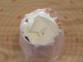 剩余的100克淡奶油加入10克的细砂糖，打发至裱花状态，装入已经装好8齿裱花嘴的裱花袋内。