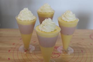 在所有的慕斯杯上挤好花型。