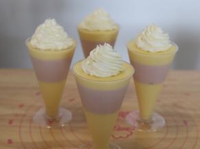 在所有的慕斯杯上挤好花型。