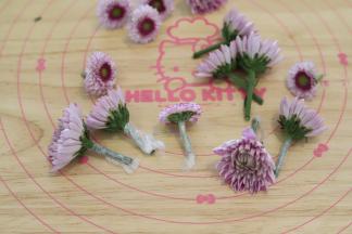 鲜花洗净，轻轻擦干，尾部包上保鲜膜。