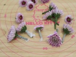 鲜花洗净，轻轻擦干，尾部包上保鲜膜。