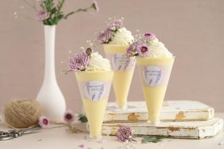 按自己喜好的方式插上鲜花装饰。