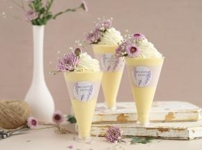 按自己喜好的方式插上鲜花装饰。