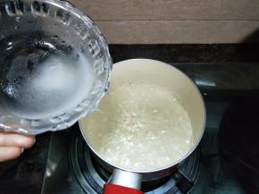 锅里加入白糖和水，留取少许调和白凉粉，水开后，加入白凉粉液，再煮一分钟关火。