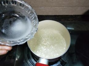 锅里加入白糖和水，留取少许调和白凉粉，水开后，加入白凉粉液，再煮一分钟关火。