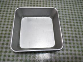 倒入一个比较大的容器。因为需要薄薄的切条。