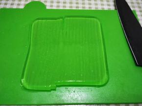 冰箱冷藏凝固后，切成小条