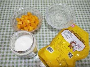 芒果去皮切成小块，100克牛奶配100克芒果肉，喜欢稀一点就多加一点牛奶。