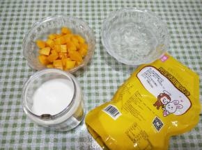 芒果去皮切成小块，100克牛奶配100克芒果肉，喜欢稀一点就多加一点牛奶。