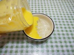 料理机，加入适量的白糖，芒果和牛奶，打成芒果奶昔，倒入碗里。