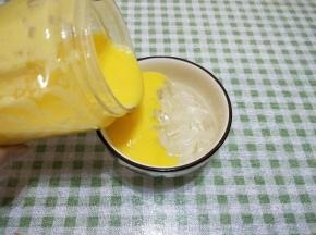 料理机，加入适量的白糖，芒果和牛奶，打成芒果奶昔，倒入碗里。
