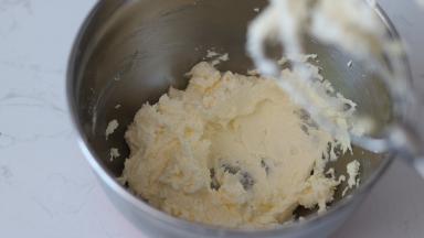 1.	室温软化好的黄油（手指轻按就可以按出一个指印的状态）砂糖打至颜色泛白体积蓬大