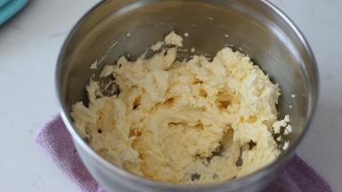 2.	加入鸡蛋后继续高速打发至图片完全混合的状态，注意不要出现水油分离（就是豆腐渣状态）