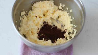 3.	加入可可粉和黑咖啡粉（雀巢那个醇黑黑咖啡粉，或者直接用磨细的纯咖啡粉，不要用那种混合的1+2咖啡粉），用打蛋器低速打匀