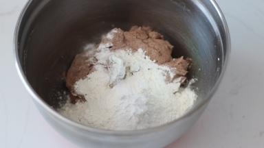 4.	筛入低筋面粉和泡打粉