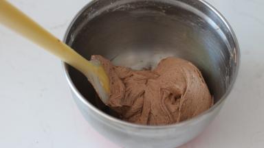 5.	用刮刀翻拌至干粉消失的状态。注意不要翻拌过度，否则会使面糊起筋，影响磅蛋糕膨胀长高。最后得到的是#基础面糊#