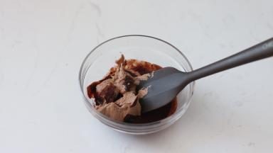 7.	加入30g基础面糊拌匀后装入裱花袋备用