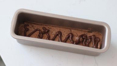 9.	先挤一层磅蛋糕面糊然后把可可浆面糊全部挤在面糊上