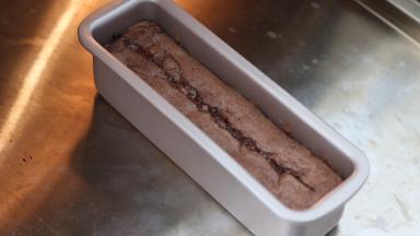 11.	放入预热好的烤箱中，180℃烘烤10分钟后取出用刀在中间划一道裂口，重新放入烤箱转160℃烘烤30分钟