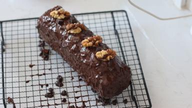 14.	放凉的磅蛋糕放入冷冻室冷冻5分钟后取出，将做好的涂抹酱料均匀淋在磅蛋糕的表面和侧面。多余涂抹酱料自然滴落后转入冷藏，巧克力凝固定型后即可。