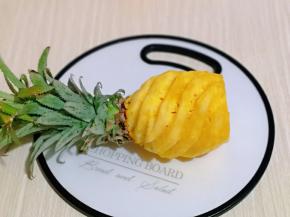 首先菠萝一定要选新鲜无坏的，把根切掉。