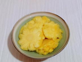 切好的菠萝放入器具中，加入纯净水。