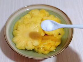 再加入盐拌均匀泡15分钟。