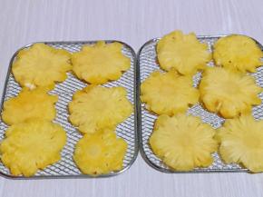 盐水泡过的菠萝用厨房用纸把水分擦干，摆放在烤网上。