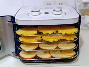 将烤网放入果干机中，我还烤烘了两网苹果干。