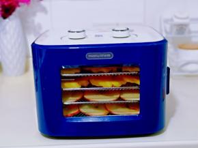 将机器门关上，连接电源。